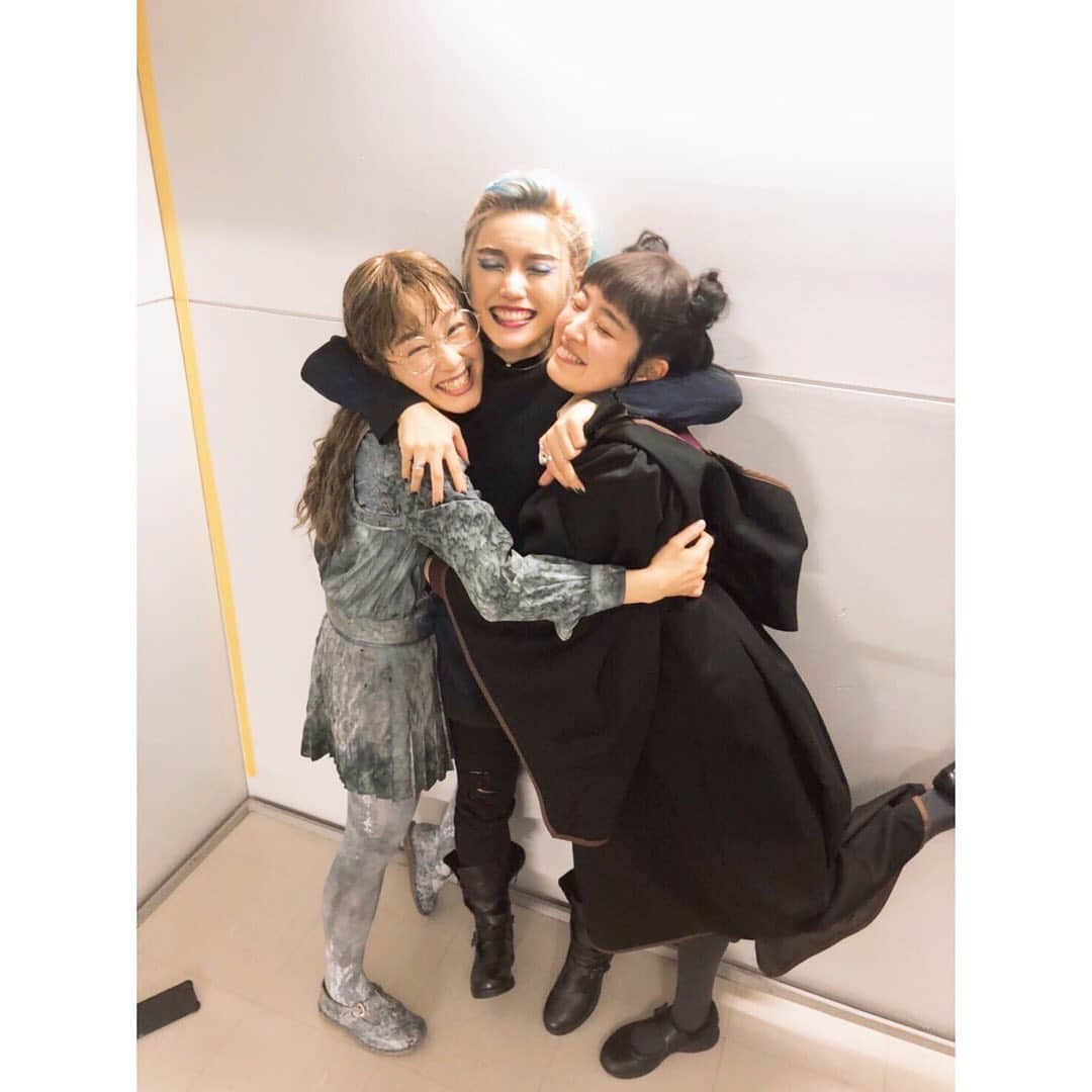 美山加恋のインスタグラム：「#舞台ハリポタ 大好きなひと。 マートルカバーをしてくれている佐竹桃華ちゃん、大内慶子さん。 マートルとポリーをあわせて、通称ポートルズです。 (なんと2人ともローズもカバーしてるというね…)  いつもありがとう💓 稽古場から3人で試行錯誤して作ってきたマートルです。 毎日空いてる時間に交代でシンクに上がり、 大アザ作っては「わかるー！同じとこできたー！」って笑いあい。笑 たくさん助けてもらってきたから。 ふたりが私にとってのパトローナスです。(トイレの亡霊だけど笑) 本当にお疲れ様でした。  見守ってくださった皆様ありがとうございました。  (撮影時のみマスクを外してます)」