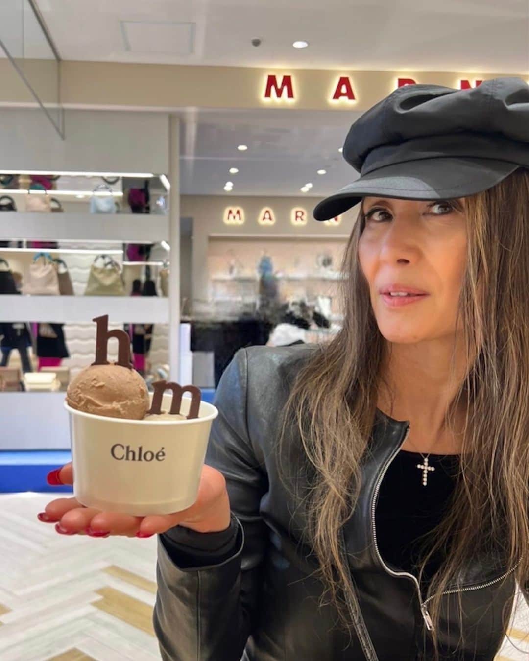 萬田久子のインスタグラム：「頭文字付きChloeのICECREAM🍨  #クロエルグラシエ  #神戸三宮駅  #chloe  #アイスクリーム  #萬田久子 #HISAKOMANDA」