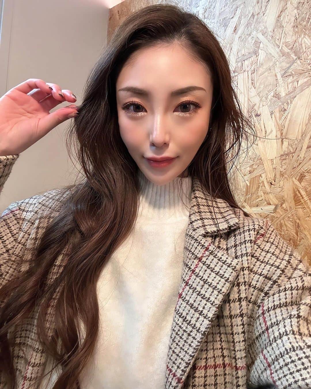 赤嶺紗羅のインスタグラム：「私事ですが1/13で また１つ大人になりました🎂笑 　 今後とも宜しくお願いします🫶 　 お子様👶卒業した頃にロングヘアとも おさらば👋しようと思います💇‍♀️笑」