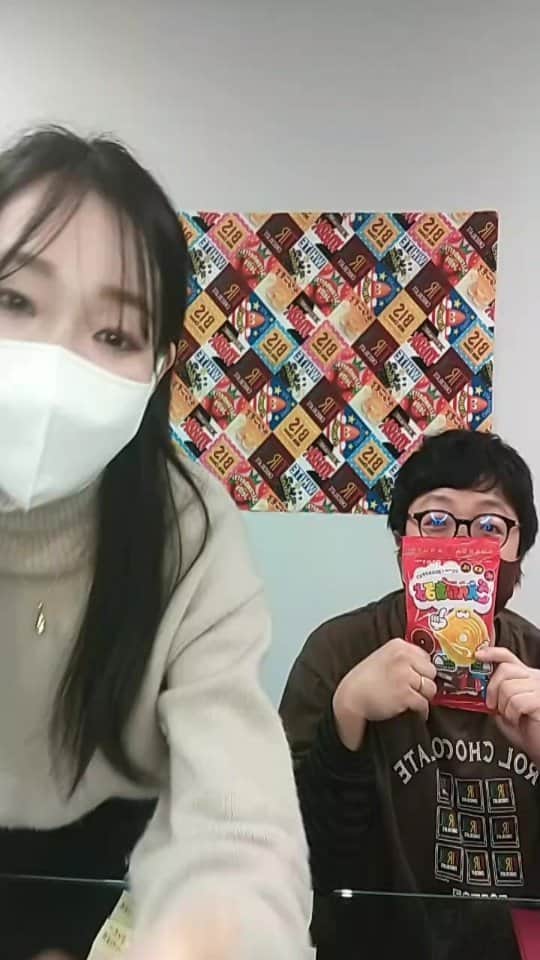 チロルチョコのインスタグラム：「クラシエさんコラボ配信🥰♥️ ヨーロピアンシュガーコーンチロル🍫 コーヒーヌガー味のヨーロピアンシュガーコーン🍨 のご紹介〜🤤♥️ 後半では、SOYアイスのアレンジレシピも🤫️💓️💓(直前まで固めすぎてシェイクが飲めない事件😂) スペシャルゲストの皆様のおかげで楽しい配信となりました🥰❤️ キャンペーンも実施中ですので是非チェックしてくださいね🥳🫶 #チロルチョコ #チロル #チロスタライブ #プレゼントキャンペーン」