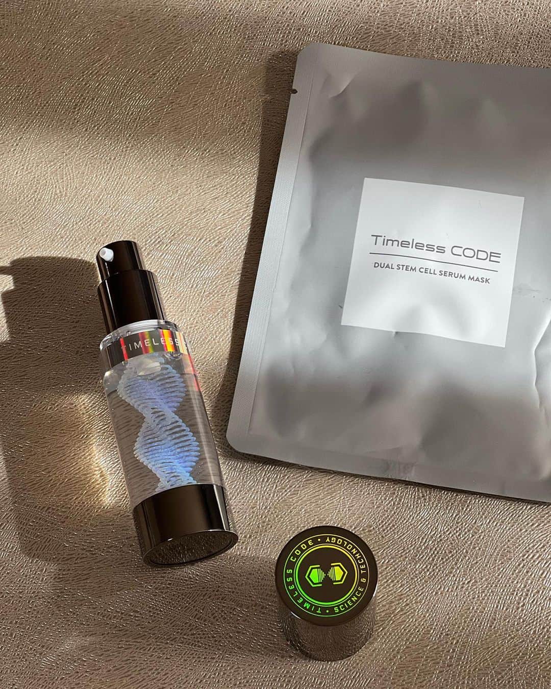 のインスタグラム：「BONOTOX から発売された  話題のエイジングケア美容液 「Timeless CODE」  ヒト臍帯血幹細胞由来培養液と 蓮幹細胞由来培養液の２つの 幹細胞由来培養液、３種ヒアルロン酸、 ５種セラミド、９種植物由来エキス、 グアイアズレンを配合した美容液に　 ４種植物由来オイルのモイスチャーオイル、 ３種植物由来酸とグアイアズレンのAHA（フルーツ酸）カプセルを加えた　エイジングケアエッセンス。  デザインも未来的な こちらの最先端コスメは 必要な美容成分が必要なところに 届き、肌の奥までしっかりと浸透し ハリ・弾力のあるお肌へ 導いてくれる❤️   翌朝、ハリの違いが！ これは続けたい。  ・  ・ @bonotox_japan   #タイムレスコード  #美容液 #ヒト幹細胞培養液  #韓国コスメ #cosme  #skincare #スキンケア #美肌 #肌 @at_cosme」