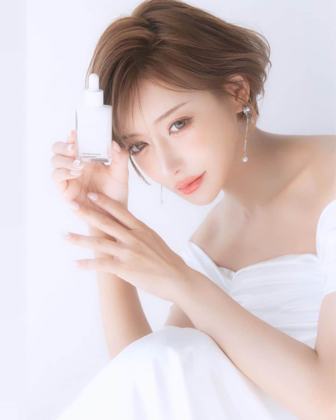 明日花キララのインスタグラム：「皆さま🤍大変お待たせしました！ KISSHADA( @kisshada_official )から新商品が販売されます👏🏻  １年以上もかけこだわった商品が、やっとやっと本日から販売開始することができます💠 毎日使えるものが欲しくて何度も何度もやり直してやっとできた最高傑作です✨👼🏻✨ 天然針(スピキュール)を配合することにより、肌の新陳代謝を高め、コラーゲンやエラスチンの生成を促し弾力のある艶美肌へ導きます！常に上向きなお肌でありたいという気持ちを叶えてくれるスキンケアセットです🫶🏻  ちなみに人はエラスチンが減少すると、肌の弾力が失われ、しわやたるみが生じるのです🥀  美容成分にもこだわって、 セラムはフラーレンやプラセンタエキスなどを入れて透明感溢れるお肌へ！！ クリームには、ナイアシンアミドや加水分解エラスチンなどを入れて、揺らぎやすいお肌や肌荒れにアプローチしてくれるので、セットで使いでトータル肌悩みにケアしてくれます。​  敏感肌の方にも使ってもらえるように配合量にもこだわったので、色々なお肌悩みを持っている方に寄り添ったスキンケアセットを皆様に使って欲しいです👼🏻💎  詳細は @kisshada_official をチェックしてね」