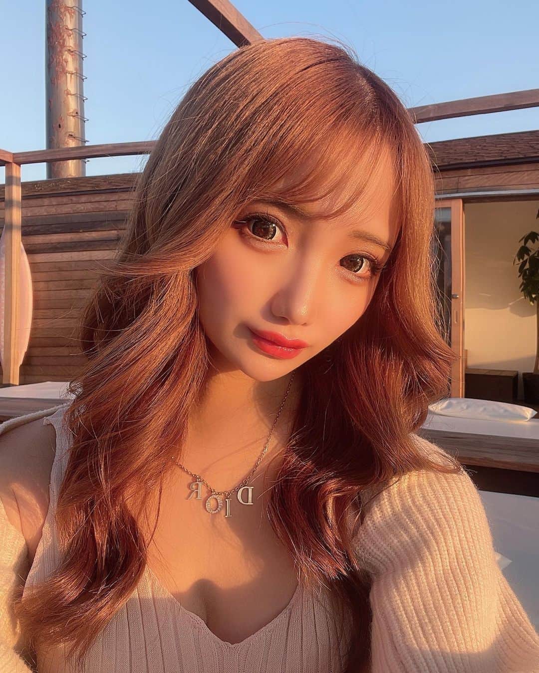 のインスタグラム：「夕日に照らされるまゆ🌇🐈笑  なんか昨日今日お天気悪かったね(;_;)  これぐらい綺麗な夕日がさしてる日 ってそれだけで気分良くなるよね☀️  週初め今日もみなさんがんばろぉ🫶🏻⭐️‼︎ . . . #夕日 #夕日映え #インフルエンサー #インスタグラマー #六本木キャバクラ #六本木キャバ嬢 #巻き下ろし #韓国ヘア #巻き髪ロング #ビジョビ @b_b_j.j」