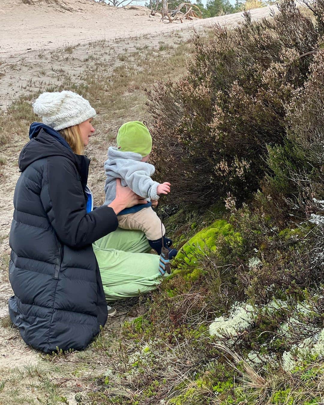 マルガレーテ・コズーフのインスタグラム：「Observing you is  💚 Learning and remembering 💚  Through your senses Always in the present moment 🧘‍♀️  Love you ❤️  #motherhood #love #nature」