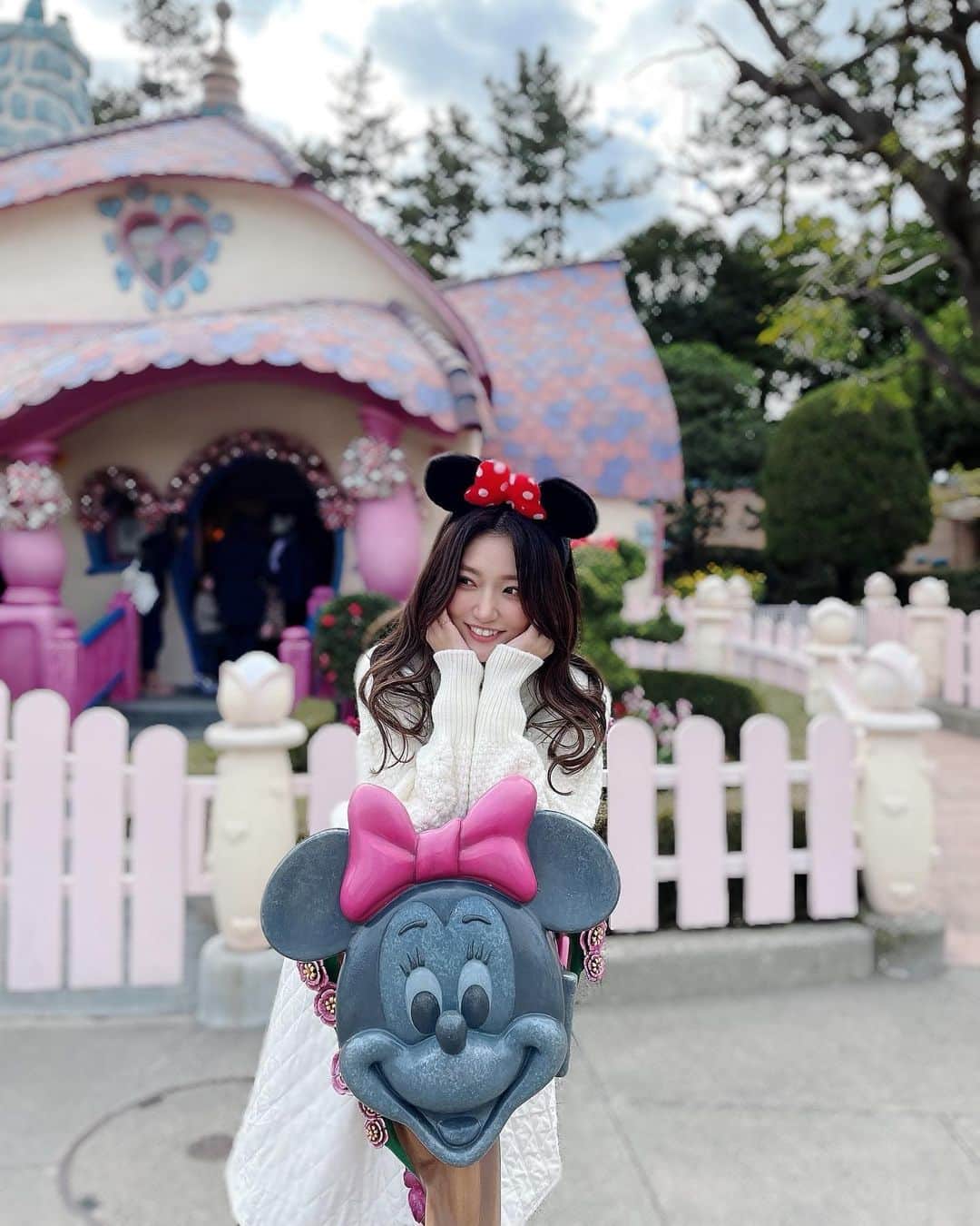 のインスタグラム：「. . 実はまだまだあるディズニーの写真❤️w . . . ずっと楽しみにしてた久しぶりのディズニーだったから いっぱい写真撮ってもらったんだー😙✌🏻✨ . . . . 耳は何にするか散々悩んだ末に スタンダードな王道ミニーちゃん🖤❤️🤍 . . . またすぐ行きたい🥺💓 . . .  #いっちゃん #関西 #関西モデル  #関西フリーモデル #フリーモデル　 #ブライダルモデル #ウェディングモデル #着物モデル #フリーランスモデル #看護師 #ナース #nurse」