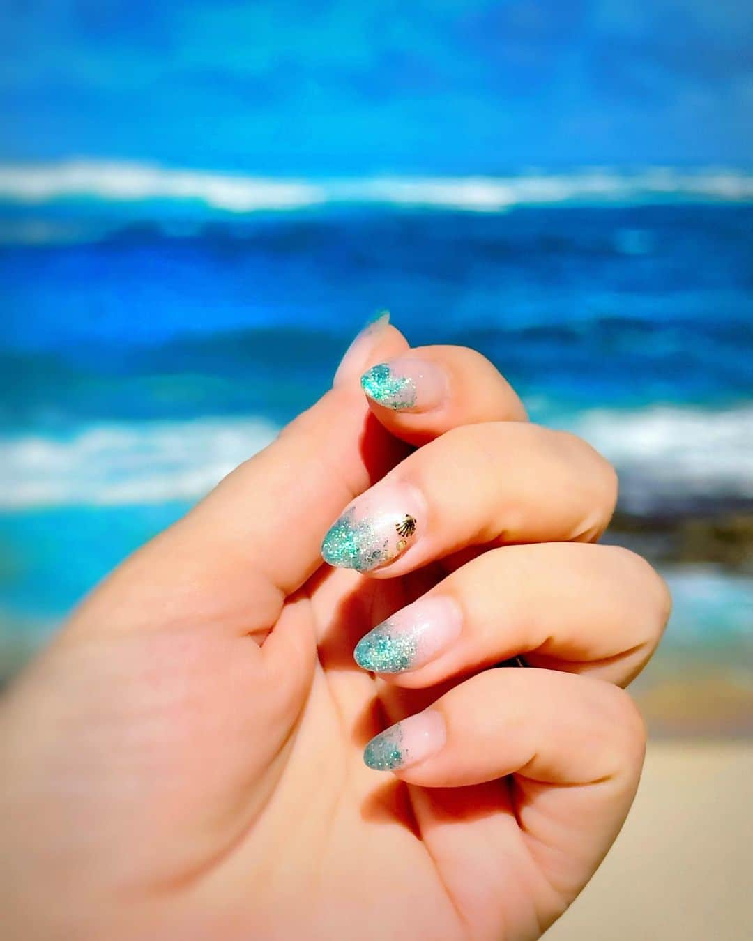 アンミカさんのインスタグラム写真 - (アンミカInstagram)「バカンスネイルは、💅海の色のグラデーションに合わせて、ブルーからエメラルドグリーンのグラデーションに🌊  タツノオトシゴや貝🐚を乗せて。目から涼を取り入れました😊  ハワイでは日本でのネイルをしていると、必ず【ネイル見せて！素敵❣️】などと声をかけてもらえて、コミュニケーションのきっかけになるので、必ずバカンス用ネイルにします。  帰国してすぐに、ナチュラルなベージュピンクのネイルにチェンジ💅指先から仕事モードに突入です❣️  1/16 (月)今夜と明日は ・22:45〜23:00 NHK夜ドラ 【ワタシってサバサバしてるから】  1 ・19:00〜21:00 フジテレビ 【潜在能力テスト 2時間SP】に出演です！  お時間許す方は是非、ご覧下さいませ❣️」1月16日 20時15分 - ahnmikaofficial