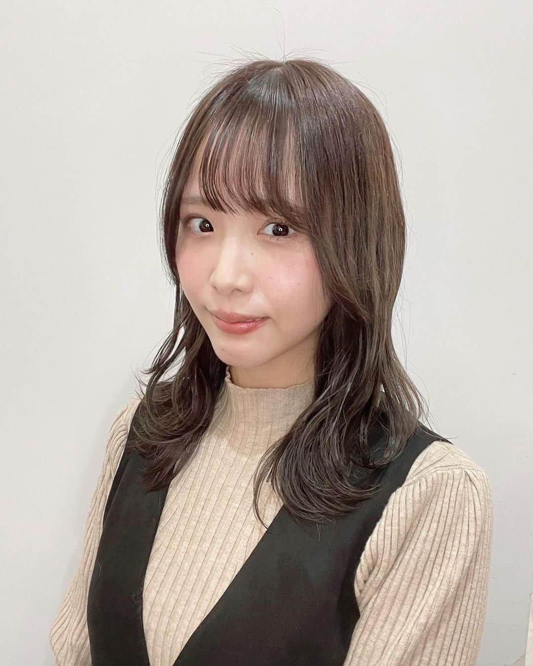 松村香織のインスタグラム：「🎍  あけまして おめでとうございます🐰  みんな今年もよろしくです🐰  @littlexsalt さんに やっとこないだ行けたの🫶🏻  スケジュール合わず 2ヶ月ぐらい空いてしまっていた 髪の毛を整えてもらいました  そのときの勢いもあり またまた長さ切ってもらったw  美容院行くたびに 長さ短くなってるw  でも気に入ってるし 乾かすの楽ちん✌🏻  @mashita0203 さん いつもありがとうございます🥹  そして明日はお誕生日🎂  今年はおうちでゆっくり過ごす  体調がもう少し整ったら 改めて温泉とか旅行いきたいな♨  明日はコメント欄でおめでとうしてね🥹」