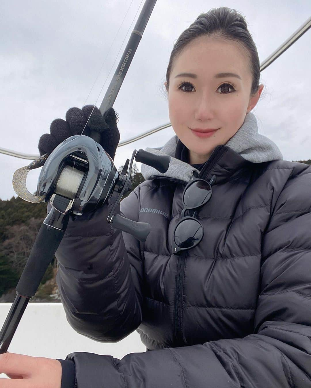 谷田圭（たにけい）のインスタグラム：「◆ ◆ ◆ ◆ 2023年の釣りはじめは 女川でロックフィッシュ ⛰⛰⛰⛰⛰⛰⛰⛰⛰⛰⛰⛰ たにけいの新しい秘密兵器🚀 @shimanofishing_jp  HARD ROCKER XTUNE × ANTALES  DC MDXG LEFT ◆ ◆ ◆ ◆ 視界が幸せすぎる 😭😭😭😭😭😭😭😭😭😭❤️ ◆ ◆ ◆ かっこよい 😭😭😭😭😭😭😭😭❤️ 使いこなせるように 頑張ります🔥🔥🔥🔥🔥🔥🔥🔥🔥🔥🔥🔥🔥🔥 @pleasures_jp_ocean  ◆ ◆ ◆ ◆ ◆ #SHIMANO #SUNLINE #ロックフィッシュ #女川 #宮城 #釣り #寒すぎて #永遠に鼻真っ赤チューン」