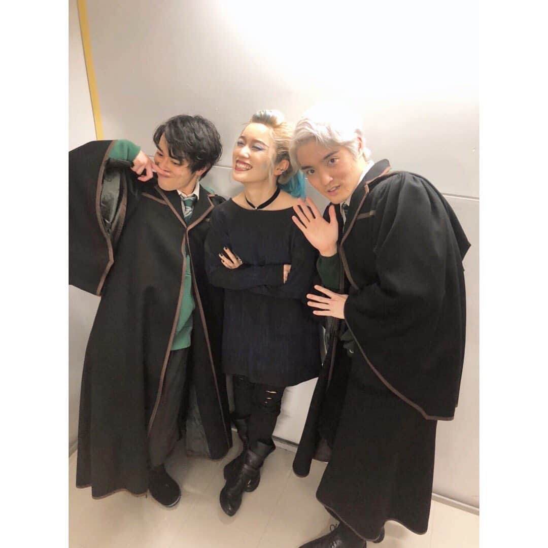 美山加恋のインスタグラム：「#舞台ハリポタ この2日間で、もっと大好きになったひと。 アルバス役藤田悠くん、 スコーピウス役門田宗大くんと渡邉聖斗くん(まさとくんはこないだの投稿で撮ったのでそちらを)  アルスコのすごさを隣で肌で感じた。  バタバタなカバーデビューだった私を、裏でも舞台上でもスッと支えてくれました。 カッコ良すぎるでしょーが。 ありがとう。  これにて美山デルフィー完。  来週からは本役の宝意紗友莉さん復帰されます‼︎‼︎(お帰りなさい😭) 宝意さんにも岩ちゃんにも沢山沢山沢山お世話になり、なんとかカバーとしての役目を終えることができました。  袖にいく度にキャストスタッフのみなさんがたくさん励ましてくれた。 かっこいいひとしかいないなこのカンパニー。 みんな本当にありがとう。  (撮影時のみマスクを外してます)」