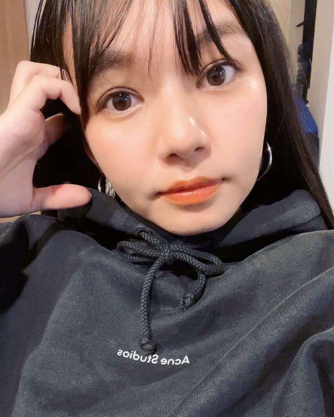 にわみきほのインスタグラム：「お正月の食べ過ぎで 肌が荒れてましたが徐々復活😇 久しぶりに目元以外メイクしてみました❣️  珍しくものもらいも出来たり 免疫力下がってるなぁっと感じますが 上の子の育児をしながらの妊婦生活は 想像以上にメンタル鍛えられますっ💪🏋️‍♂️ 妊娠後期も穏やかに過ごせますように。  質問などありましたら コメント欄にてランダムにお返しします💌  #今週も頑張りましょう💗 #謎のポーズで失礼します🫶」