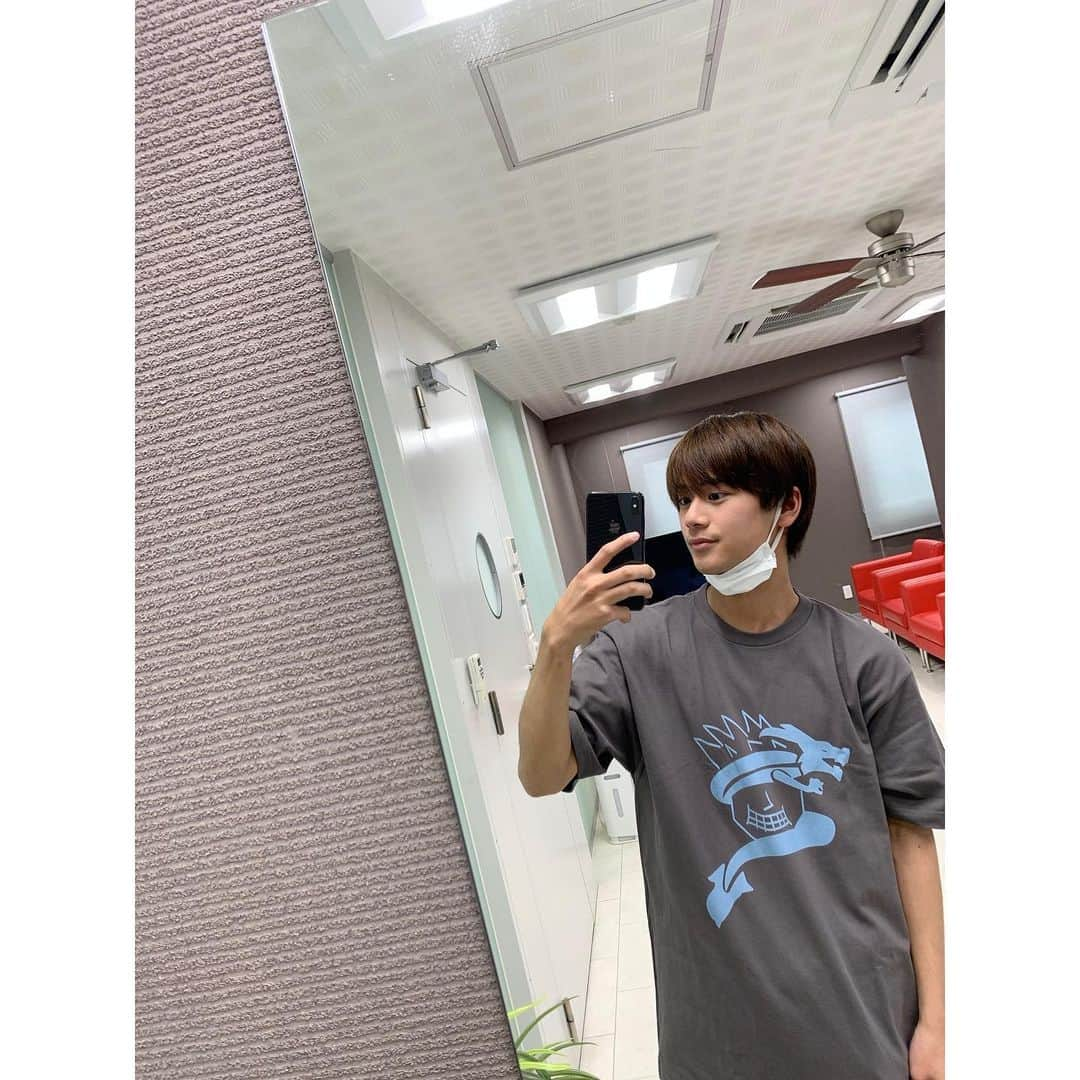 島村龍乃介のインスタグラム：「Up-Tシャツさんとのコラボ企画のTシャツ着てみました〜✌️ 僕がきてるのはXLですっ！  気になった方は是非チェックしてみてください！  https://up-t.jp/horiproact #ホリアク #アップティー」