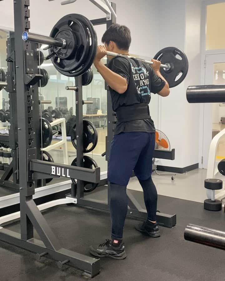 のインスタグラム：「今日のウエイト紹介します！  Fast Eccentric High Bar Squat  Hip Thrust  Rumanian Deadlift の3種目です！  意味は各自で調べてください！笑  #zenithtokyo #英語わかるようになりたい #james」