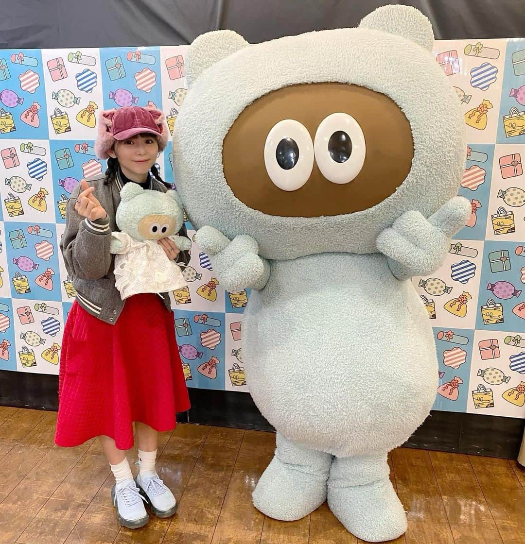 大場はるかさんのインスタグラム写真 - (大場はるかInstagram)「たぬきゅんに会えたっ🥰🥰🥰  事前にTwitterで指ハートしてるの見てて 「できる？🥺」ってお願いしたらやってくれた😭😭😭😭😭  プロデューサーの方も「レアな服着てくれてるねぇ」って #mikiosakabe のたぬきゅん服気付いてくださって るんるんなヲタ活🥰🥰🥰🥰🥰🥰  #たぬきゅん #たぬきゅんフレンズ」1月16日 20時43分 - oobaharuka