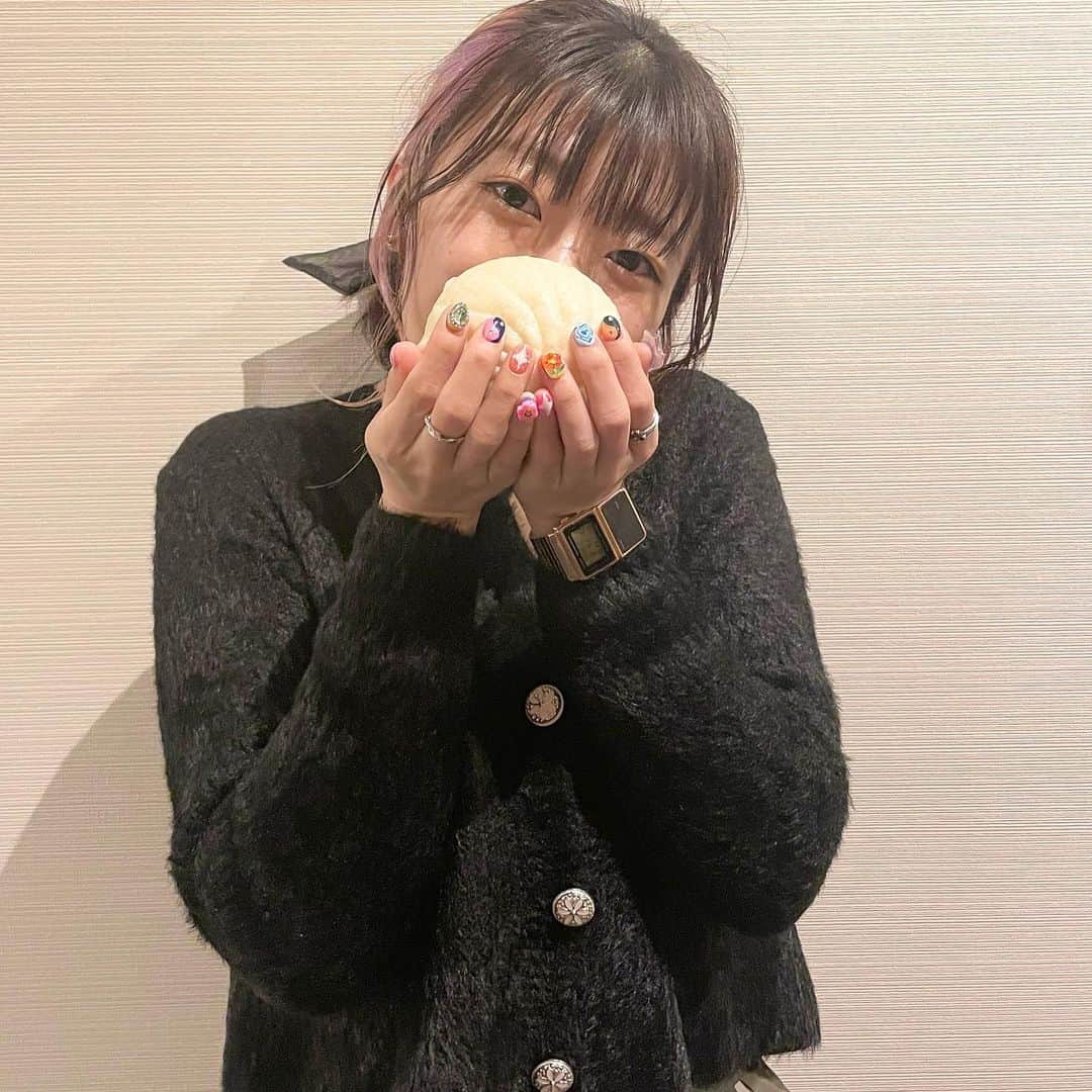 ぱいぱいでか美のインスタグラム：「肉まんと見せかけてネイル見せびらかし . 昨日ネイル変えてきたよん！ 今回のテーマはタイ🇹🇭🐘💛💚 来月のJAPAN EXPOに向けてド派手にしてもらいました！ タイのネイルサロンの画像とか見ながら参考にしつつ やってもらいましたよん〜 左手親指のキ○ィちゃん、自分のネイル史上最大パーツです😼🫶🏻 タイ楽しみだな〜 . #lovl #lovlnail #nail #タイネイル #でか美ちゃん」