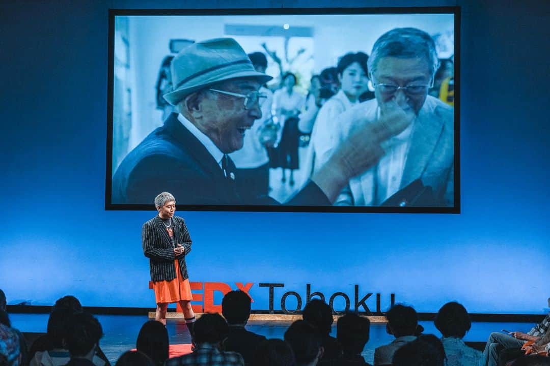 シルバーテツヤさんのインスタグラム写真 - (シルバーテツヤInstagram)「昨年、仙台で開催されたTEDでトークさせていただいたときの動画が公開されました。 実は、おじいちゃんが亡くなる前にお声がけいただいていて、当初は一緒に登壇をというオファーをいただいていたのですが、残念ながらそれは叶わず。その代わり僕にとっては、シルテツ通して自分とおじいちゃんは、何を得たのか、そして世の中に伝えられることがあるとしたらそれはなんだろうかと、改めて整理できた機会になりました。 とにかく、本番前日、仙台で飲みすぎて顔がパンパンなのと、途中なんか変なスイッチが入っちゃって恥ずかしいのですが、興味ある人はぜひ観てください。僕は恥ずかしいので見返しませんが、人生初のスタオベを頂いちゃってとてもうれしかった記憶があります。よかったら感想を教えてくれるとうれしいです。  また普通に遊び行きたい仙台❤️‍🔥」1月16日 20時55分 - slvr.tty
