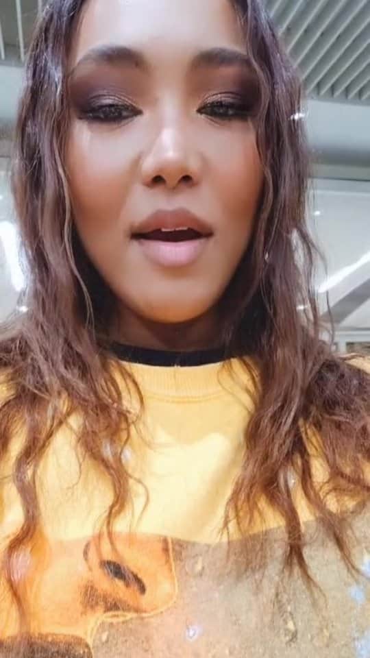 Crystal Kayのインスタグラム：「#makenaimonday from Okinawa airport 🛫」