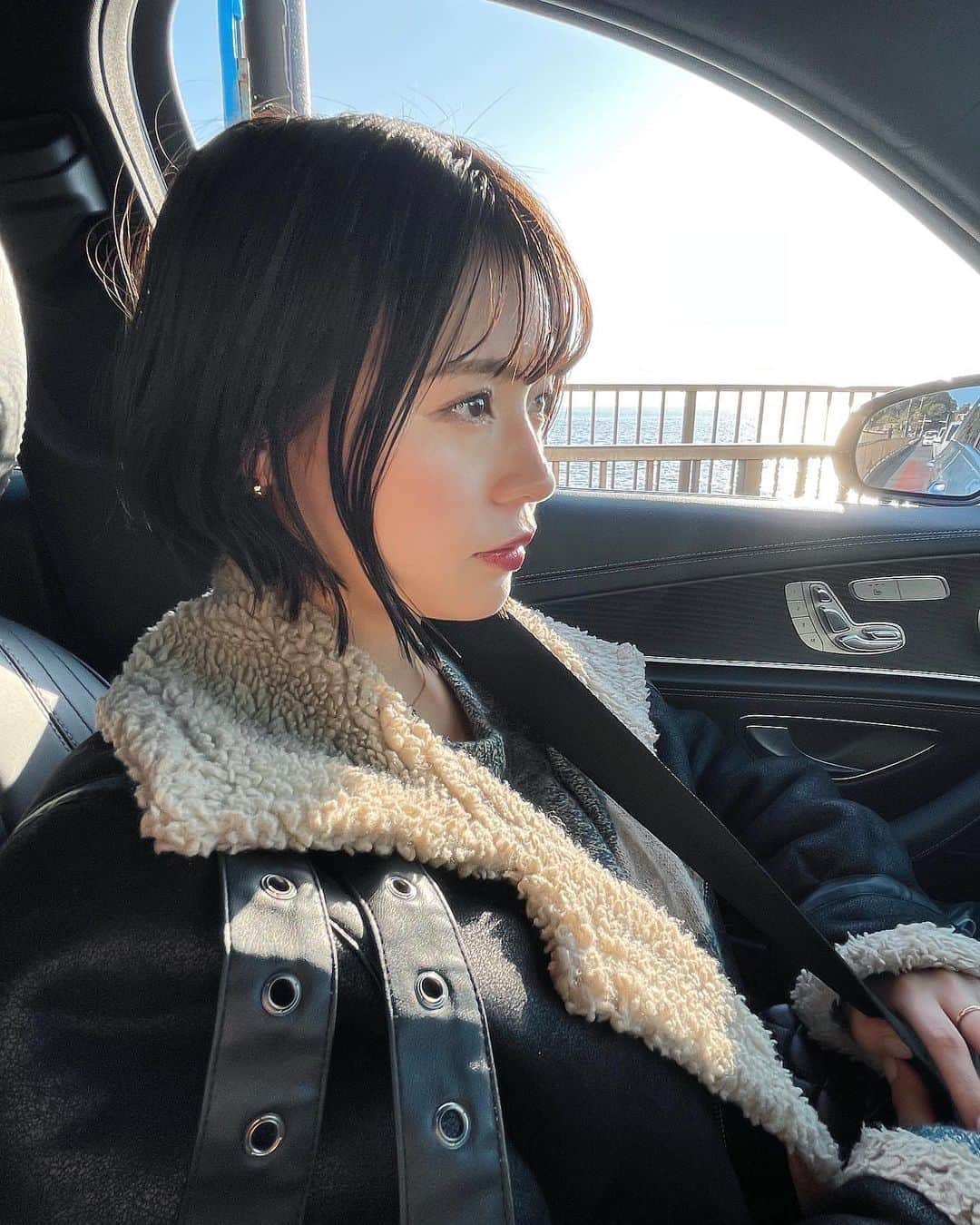井口綾子のインスタグラム：「実家帰る時に車の中でお兄ちゃんに撮ってもらったんだけど、一枚目戦いの地に向かうみたいな顔してる😵‍💫笑  眉毛は今回も　@yui.eye さんに綺麗にしていただきました🫶いつもありがとうございますー！」