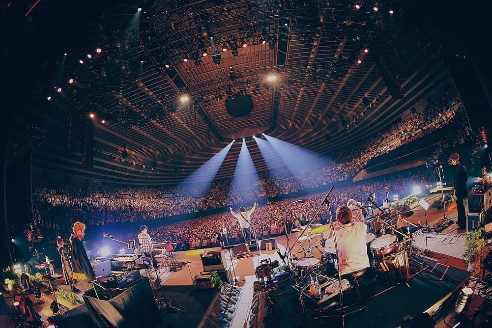 片岡健太さんのインスタグラム写真 - (片岡健太Instagram)「2023年ライブ初め。 大阪城ホール二日間でした。  一歩ずつ歩んできたことには変わりないのですが、 9が10になる瞬間や、99が100になる瞬間の破壊力はすごいですね。  歓声や歌声が客席から聴こえてきたときは、やはり正気ではいられませんでした。 （発狂したとかではないよ。嬉しい方）  過去にあったものを元通りにしたいという気持ちよりも、2020年からの暗闇も一緒に乗り越えてきたので、その間に見つけた「良いもの・良いこと」を残しながら、誰も知らない時代を共に作っていきたいなという気持ちです。  いっぱい幸せになりましょうね。  残すところはファイナルシリーズ愛知2公演のみ。 日本ガイシホールで待っています。  改めて、今年もよろしくお願いします☺︎  Photo @sotarogoto   #sumika #TentoTen #テンテン」1月16日 21時09分 - kentakataoka
