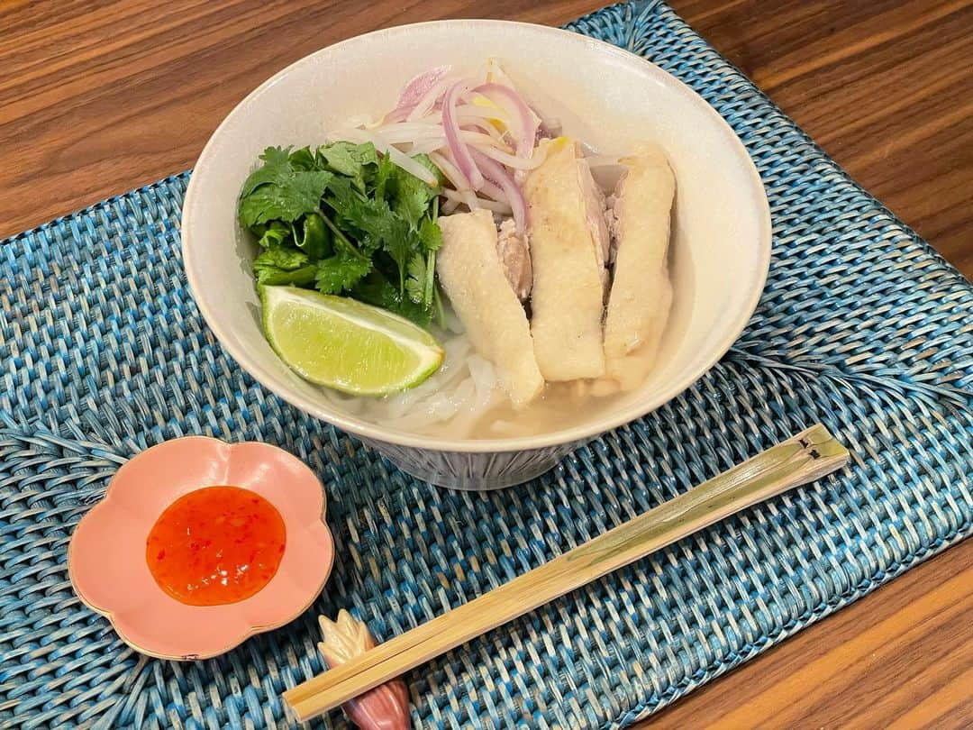 真飛聖のインスタグラム：「☺︎まとぶ飯☺︎  チキンフォー。 〜鳥もも肉と、もやしと、紫玉ねぎと、グリーンリーフと、パクチーと、ライム〜  フォーはずーっと大好物で いつもお店で食べたり、テイクアウトしていたけど、 作ってみた✨  薄味だけど、スイートチリソースも混ぜると アクセントになっていい感じでした✨  #まとぶ飯 #チキンフォー」