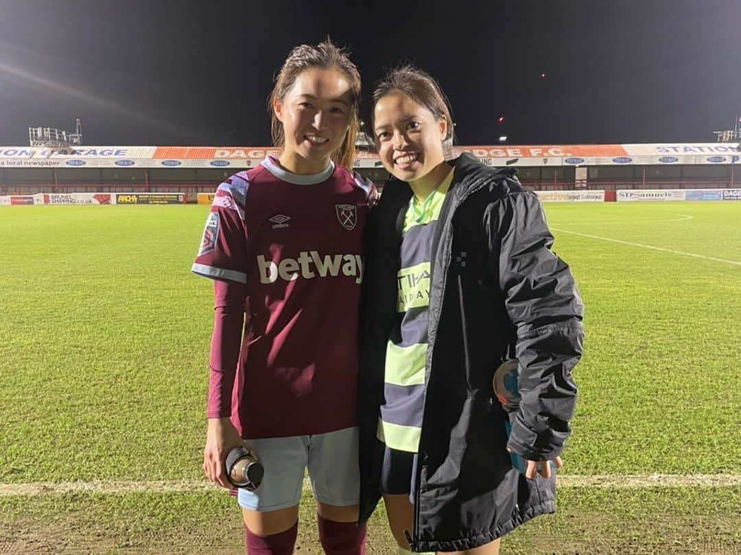 長谷川唯のインスタグラム：「🇬🇧  梨紗とイギリスで試合🥹⚽️  11歳のときからずっと一緒にボール蹴って きついトレーニング🏃‍♀️🏋️‍♀️も一緒にしてきた 梨紗との試合は特別でした✨  味方でも相手でも、日本でも海外でも 梨紗のプレーをみて感じることは いつもとなにも変わりませんでした🤭💚  さらにレベルアップして また一緒にプレーしたいと強く思えた日でした🥰  ちなみに試合中は1度も触れずに終わりました。笑  どこに行っても自分たちの原点は絶対に @tokyo_beleza 💚  #メニーナ #ベレーザ」