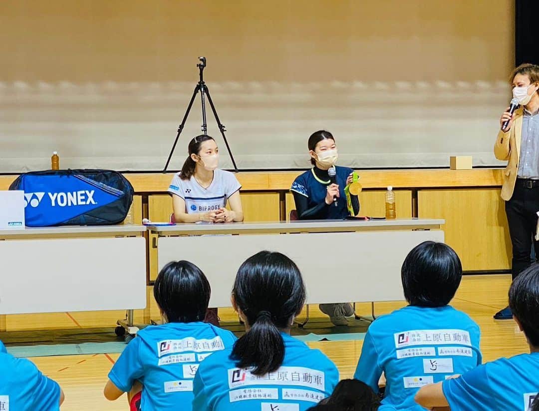 髙橋礼華さんのインスタグラム写真 - (髙橋礼華Instagram)「. . 1/14.15と沖縄で講習会してきました🏸🌺 . 沖縄の子供たちはとにかく元気で積極性があってこちらもパワーをもらえました🤭👍 . . 久しぶりにガチでゲームもやったりしてヘロヘロ🥵 . みんなに見本を見せたり、ゲームを見せたりするためにも隙間時間を見つけてトレーニングかたまーに羽打ちしないとなぁと思いました😂笑 . . 沖縄の方は本当に気さくで温かくてとても楽しい講習会でした❤️ . 私は沖縄がすごーく大好きなのでまた来れたらいいなぁ😍 . . 琉球ブルファイツの皆さんにもサポートしていただき本当に感謝です🥲🙏 心から応援したいと思う選手、スタッフの皆様だったのでこれからブルファイツの皆さんを全力応援したいと思います😊👊👊 . . 開催してくださった西平さんを始めサポートしてくださった皆様、そして参加してくださった子供たち、父兄の皆様ありがとうございました🙇‍♀️✨ . そしてゲストで参加してくれた妹もありがとう🥰 . . #沖縄県 #琉球ブルファイツ #めちゃくちゃ暑かった #最後に私はとんでもなく高い買い物をしました #後悔はない」1月16日 21時29分 - ayataka419