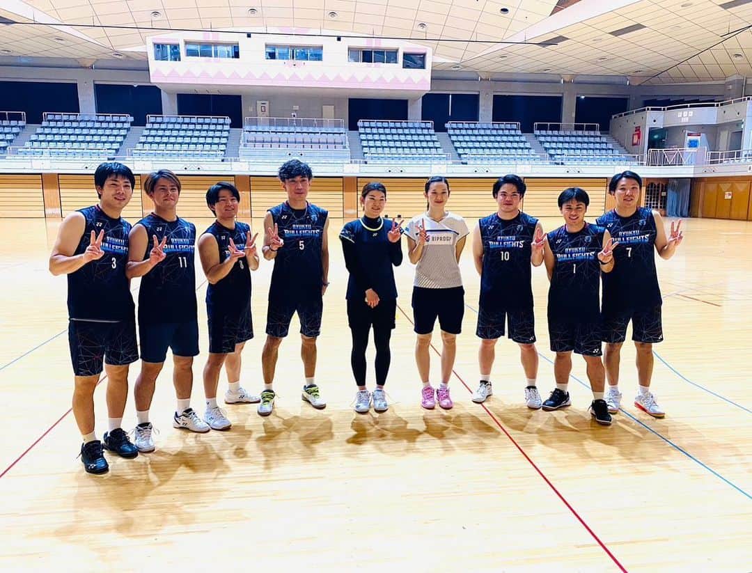 髙橋礼華さんのインスタグラム写真 - (髙橋礼華Instagram)「. . 1/14.15と沖縄で講習会してきました🏸🌺 . 沖縄の子供たちはとにかく元気で積極性があってこちらもパワーをもらえました🤭👍 . . 久しぶりにガチでゲームもやったりしてヘロヘロ🥵 . みんなに見本を見せたり、ゲームを見せたりするためにも隙間時間を見つけてトレーニングかたまーに羽打ちしないとなぁと思いました😂笑 . . 沖縄の方は本当に気さくで温かくてとても楽しい講習会でした❤️ . 私は沖縄がすごーく大好きなのでまた来れたらいいなぁ😍 . . 琉球ブルファイツの皆さんにもサポートしていただき本当に感謝です🥲🙏 心から応援したいと思う選手、スタッフの皆様だったのでこれからブルファイツの皆さんを全力応援したいと思います😊👊👊 . . 開催してくださった西平さんを始めサポートしてくださった皆様、そして参加してくださった子供たち、父兄の皆様ありがとうございました🙇‍♀️✨ . そしてゲストで参加してくれた妹もありがとう🥰 . . #沖縄県 #琉球ブルファイツ #めちゃくちゃ暑かった #最後に私はとんでもなく高い買い物をしました #後悔はない」1月16日 21時29分 - ayataka419