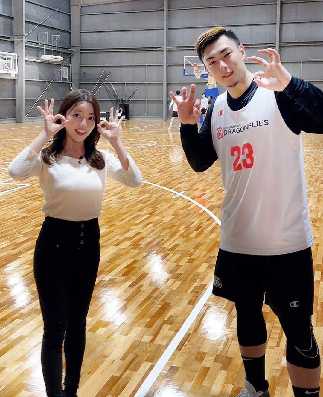 八幡美咲のインスタグラム：「#フロントドア  #HERO調査隊 のコーナーの取材へ🏀  今回のHEROは #佐土原遼 選手✨ 朝山選手から色んなタレコミをいただいて 本人に直撃してきました☺️  意外に○○だったり、 まさかの○○語で話しかけたり……( ˙-˙ ) いろんな情報盛りだくさんです·͜· ︎︎ (尺の関係でカットされてたらすみません🙇‍♀️ その時はフロントドア裏トークでお話します🏀☺️)  さらに、 今週のフロントドアは #サンプラザ から 試合前の会場から生中継を担当します🪄︎︎◝✩  バスケづくしの1時間ですね〜🏀  今週21日土曜日 フロントドアお楽しみにー🥰  サンプラザに応援来られる方は 一緒に会場を盛り上げましょう🍋 .*゜  #フロントドア #広島ドラゴンフライズ」