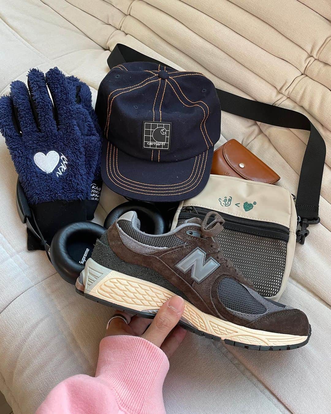 のインスタグラム：「_ 個人的可愛いと思うアイテム 詰め込んだ🫶🫶 ㅤㅤㅤㅤㅤㅤㅤㅤㅤㅤㅤㅤㅤ newbalanceの色味どタイプすぎる。。 プレゼントしたやつやけど 自分にもほしい。。 袖のチラ見えピンクも、ショルダーの新色も たまらないっ！ ㅤㅤㅤㅤㅤㅤㅤㅤㅤㅤㅤㅤㅤ #kaoyorinakami #newbalance #carhartt#置き画#wallet#革財布#2つ折り財布」
