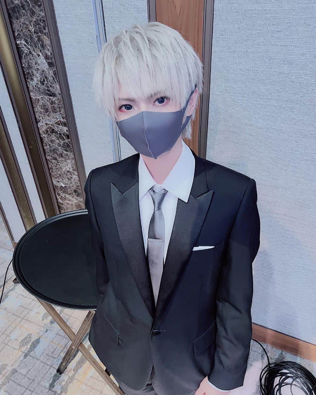 まふまふのインスタグラム：「正装。友だちの結婚式いったよ。 #まふまふ #スーツ」