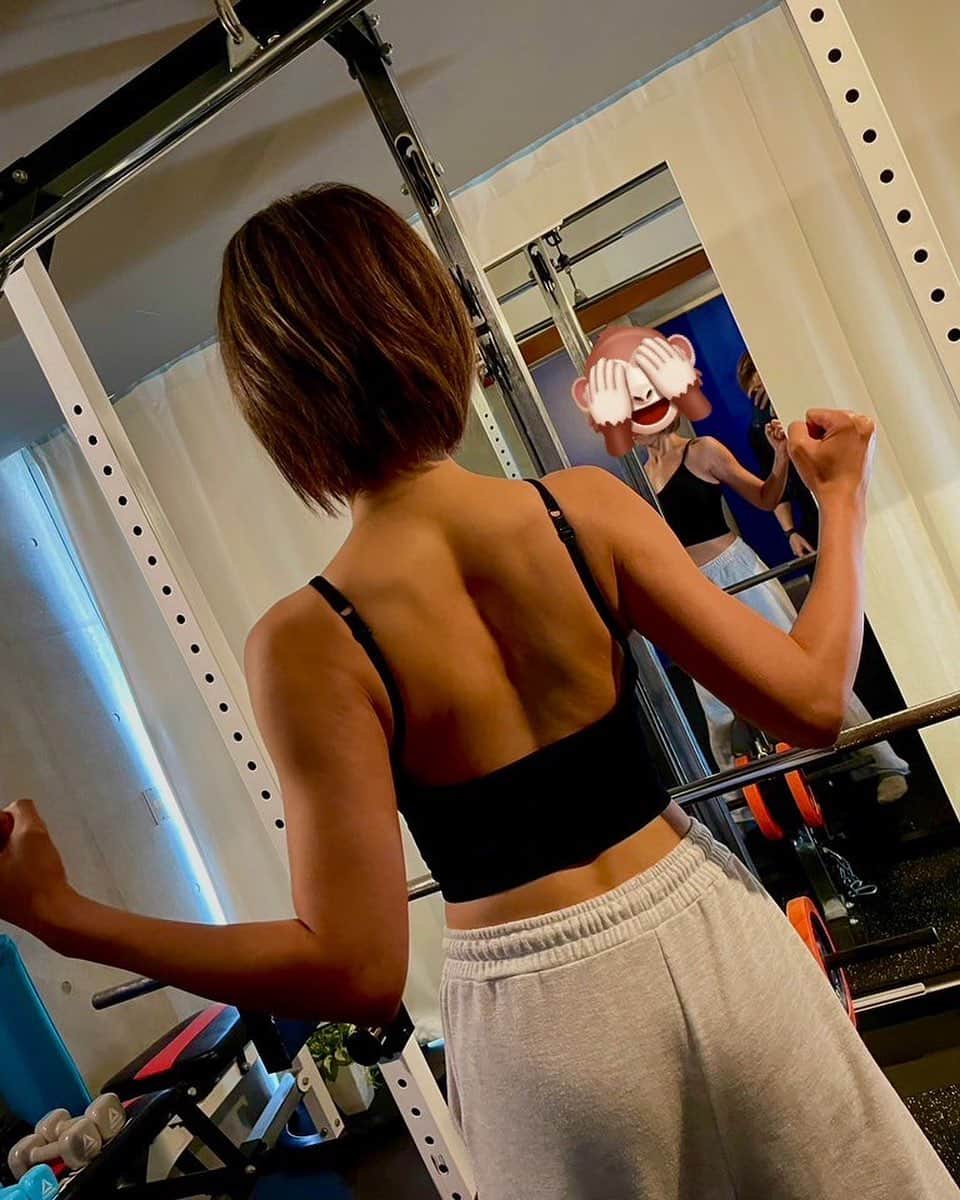 琥珀うたのインスタグラム：「. 週1のお酒でヘロヘロになりながら 筋肉頑張ってくれてる💪 継続は力なり 筋肉派裏切らない！ いつもありがと @via.8_gym_okurayama  . . #training #bodymake  #fitness #workout  #筋トレ #筋トレ女子」