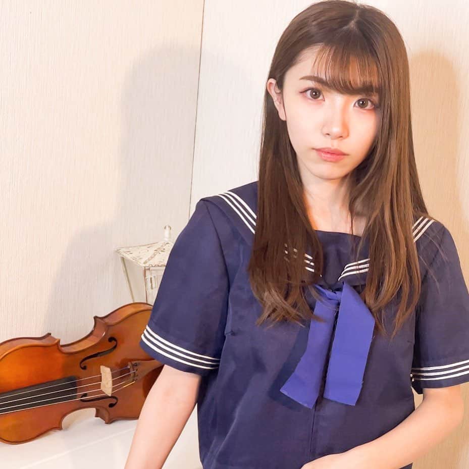 百合香（yurika）のインスタグラム：「スカイスクレイパーのサムネイル  青いスカーフなかったから、青い布を縫い付けた🧣  #弾いてみた #violin #ボーカロイド #初音ミク」