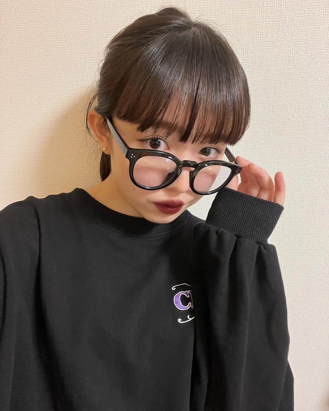 のインスタグラム：「基本前髪重たいのですが更に重たくしたら小学生の時みたいって母に言われました^^  #05 #sjk #ootd #コーデ #メイク #メガネ #前髪」