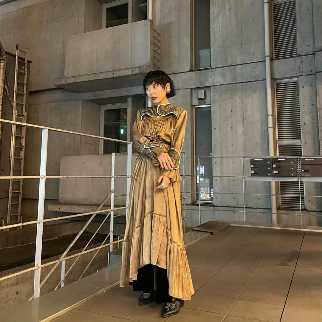 RINのインスタグラム：「同窓会はフミエタナカのdressで。 元々持ってたフレアパンツの花柄が見えてるの可愛かったからベルトでちょっと丈感をいじりまして、前だけあえて短めにアシメっぽく~🥱🤎 (この写真パンツの柄見えてないけど~🙂)」