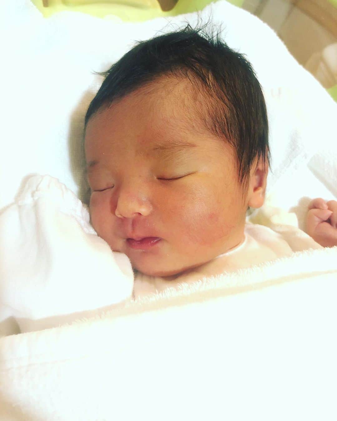 北村花絵のインスタグラム：「1/13、無事第三子を出産しました👶  産まれたての顔が3人ともそっくりで、 上の子たちの思い出も自然と蘇ってきて愛おしさ増し増しです👶👶👶✨  お産の痛みはやはり恐るべし… でも新生児の可愛さと産院の方々の優しさと美味しいご飯のおかげで、どんどん回復してます💪  夜中の授乳用に夜食まで…ありがたや😭✨ 快適すぎて退院が怖いです😇  #出産報告 #三人育児 #がんばろう」
