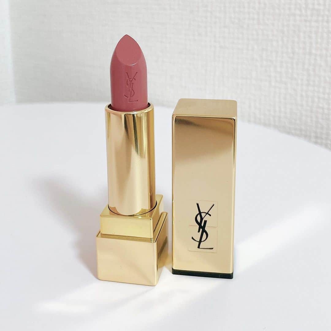 乙羽映見さんのインスタグラム写真 - (乙羽映見Instagram)「.  @yslbeauty  ROUGE PUR COUTURE no.70  自然に馴染んでくれるリップが欲しく、サンローランのルージュピュールクチュール、ルニュの色味を選んでみました。  ゴールドのケースが可愛く、 また、滑らかなつけ心地がお気に入りです。  毎日に欠かせないリップになりました👏  #yslbeauty  #lip #lipstick」1月16日 22時30分 - __emi.otohane_