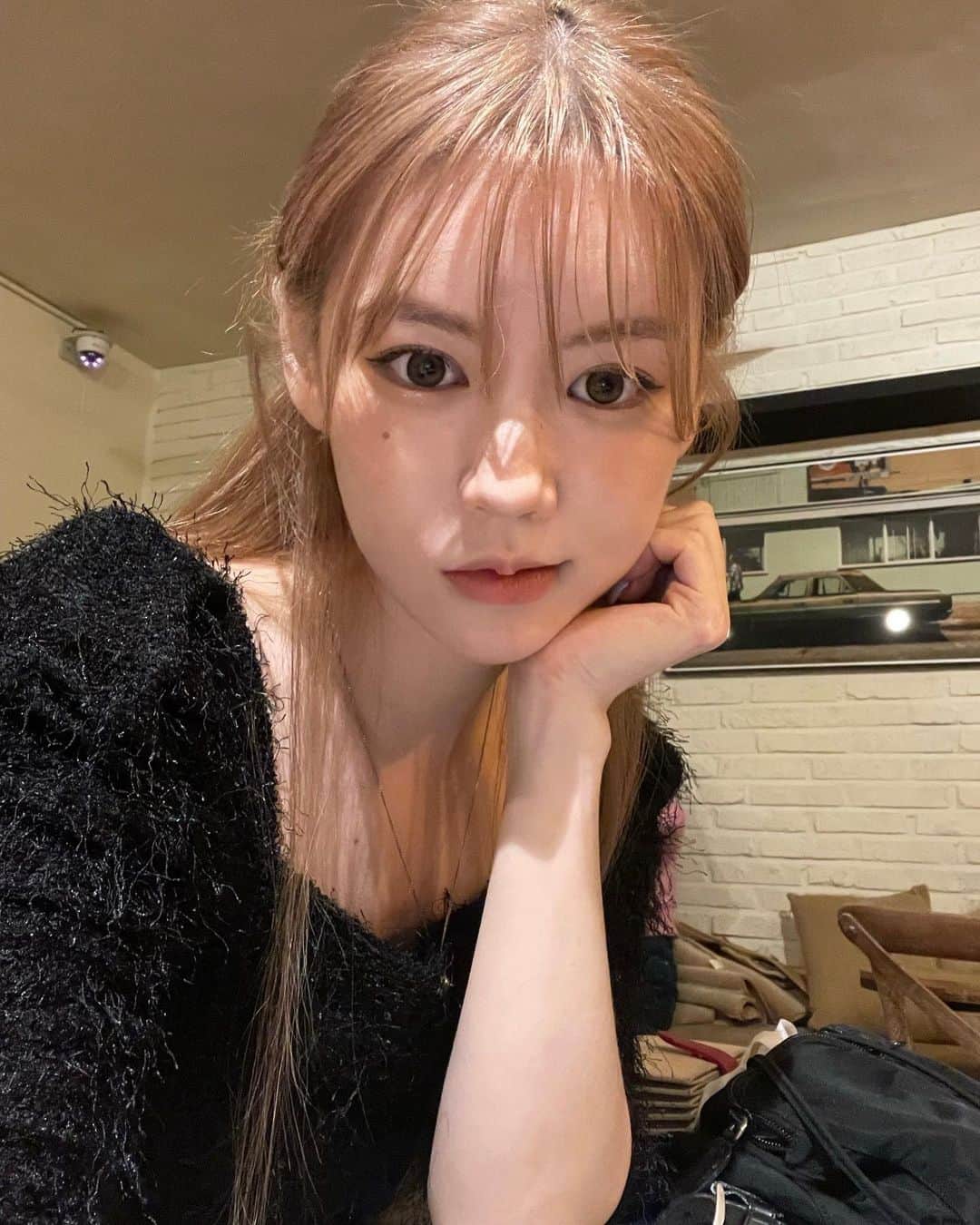 イ・ミンジュのインスタグラム：「🤨💛」