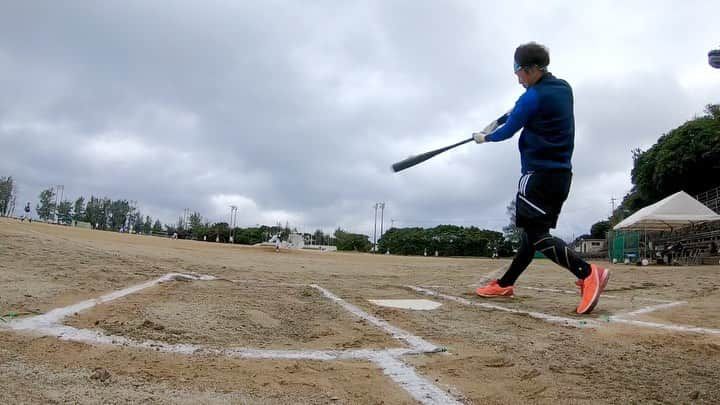 近本光司のインスタグラム：「野球教室で小学生との真剣勝負で、 今年1番の打球が、、、  対戦した子供には申し訳ないのと、よかったねと、複雑な思いです。 でもこの事はずっと覚えといてほしいな✨  #阪神タイガース #近本光司 #沖永良部島  #沖永良部自主トレ #与論島 #与論ブルー #えらぶポーズ #よろんポーズ　←考案 #野球教室 #今年1番の当たり #初打席だからなんでも1番だけど #軟式で初オーバーフェンス #レガシー ハンパない」