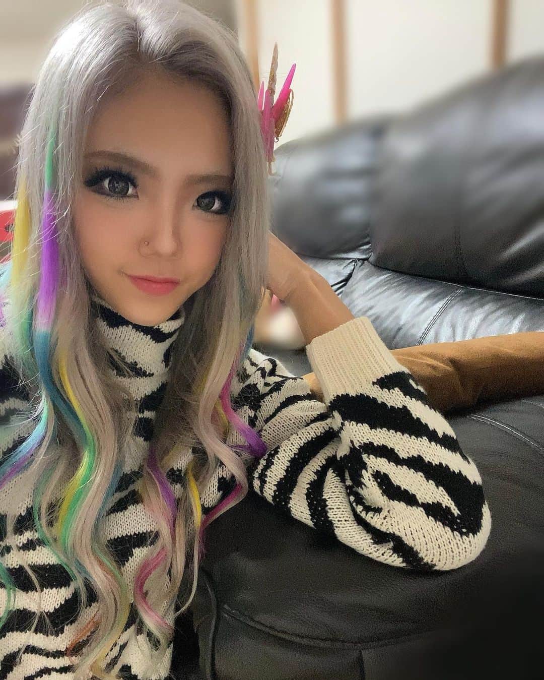 ちみれなのインスタグラム：「#特注でレインボーちゃんになった#🌈 #髪の毛洗いたくない #もう青と紫だけになっちゃった #哲学の課題やらなきゃ #哲学の単位とれた人ほんとにすごい #相当まじめでメンタル強くないとむり #この4ヶ月間哲学のこと考えない日はなかった #あと1週間で終わると思うと本当にうれしい #課題終わればの話だけど #哲学の単位とれた人就活免除にするべき」