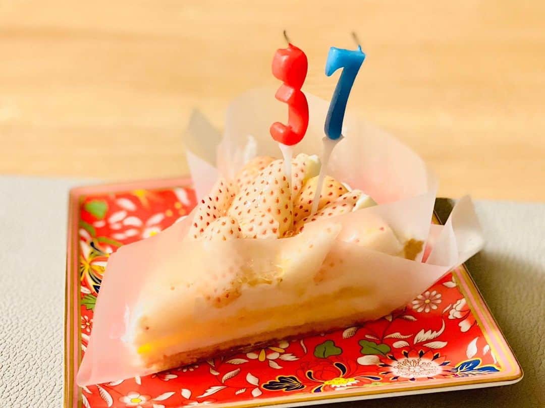 ティーナ・カリーナのインスタグラム：「37歳になりました🎂  暖かいお祝いメッセージ沢山ありがとうございます🥰  年明けから新しい事に挑戦したり、5月のコンサートに向けて準備をしたり、なんだかとってもいい一年になりそうです☺️✨  新しいアー写を取るためにダイエット中ですが、こんな時間にキルフェボン🍰😋 今日だけはいいことにしよう！  ３０代も残り3年。  もっと歳を重ねた時に、振り返ってみて楽しい３０代だったなぁ！と思える生き方ができますように☺️  #誕生日#３７歳#キルフェボン#白いちごのタルト #アラフォー」