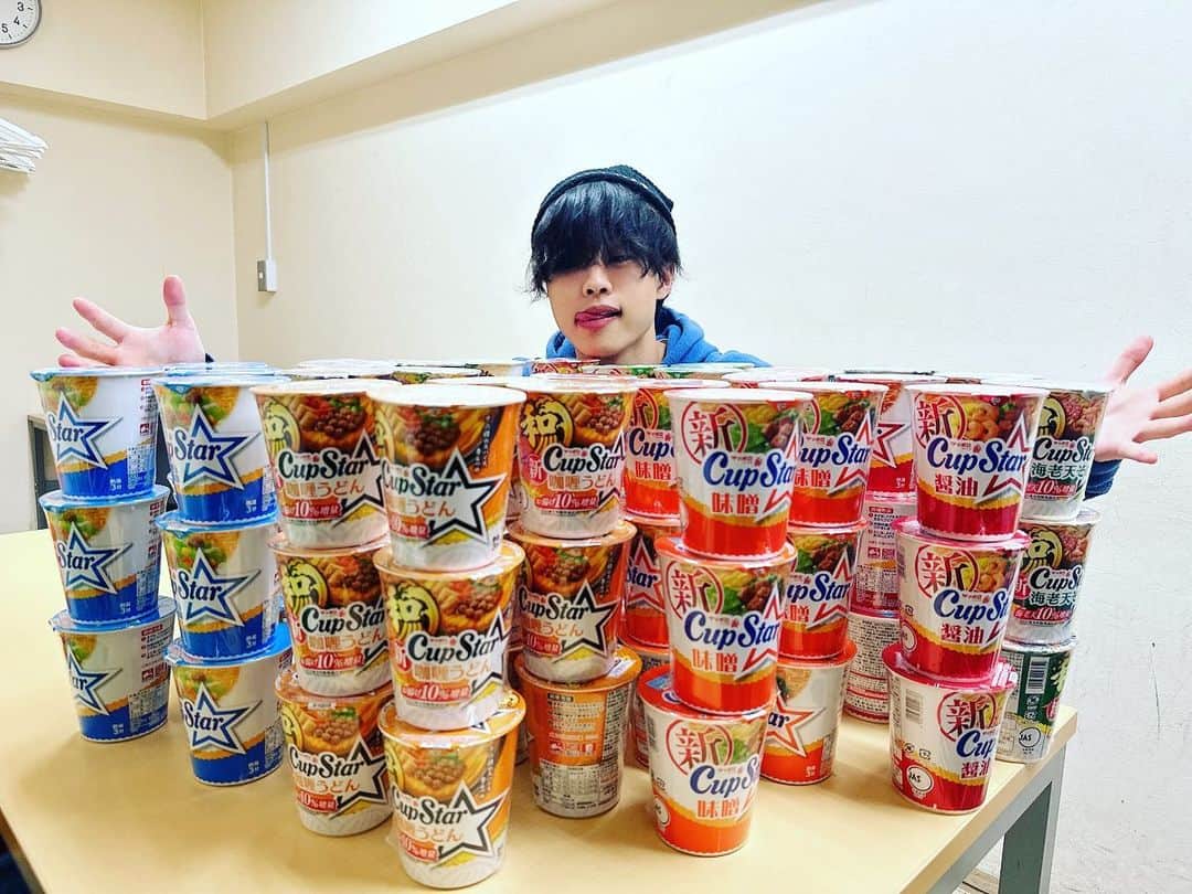 柳田周作さんのインスタグラム写真 - (柳田周作Instagram)「カップスターの回し者です。公式の  しばらくメシにこまらん」1月16日 23時06分 - uentudaikon