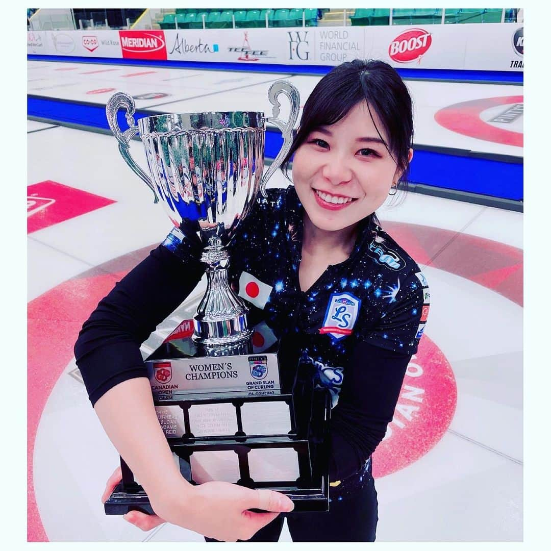 吉田夕梨花のインスタグラム：「. huge hug🏆❤️ . . . .At last we got this trophy! . #ぎゅー #GSOC #grandslum #ロコソラーレ」