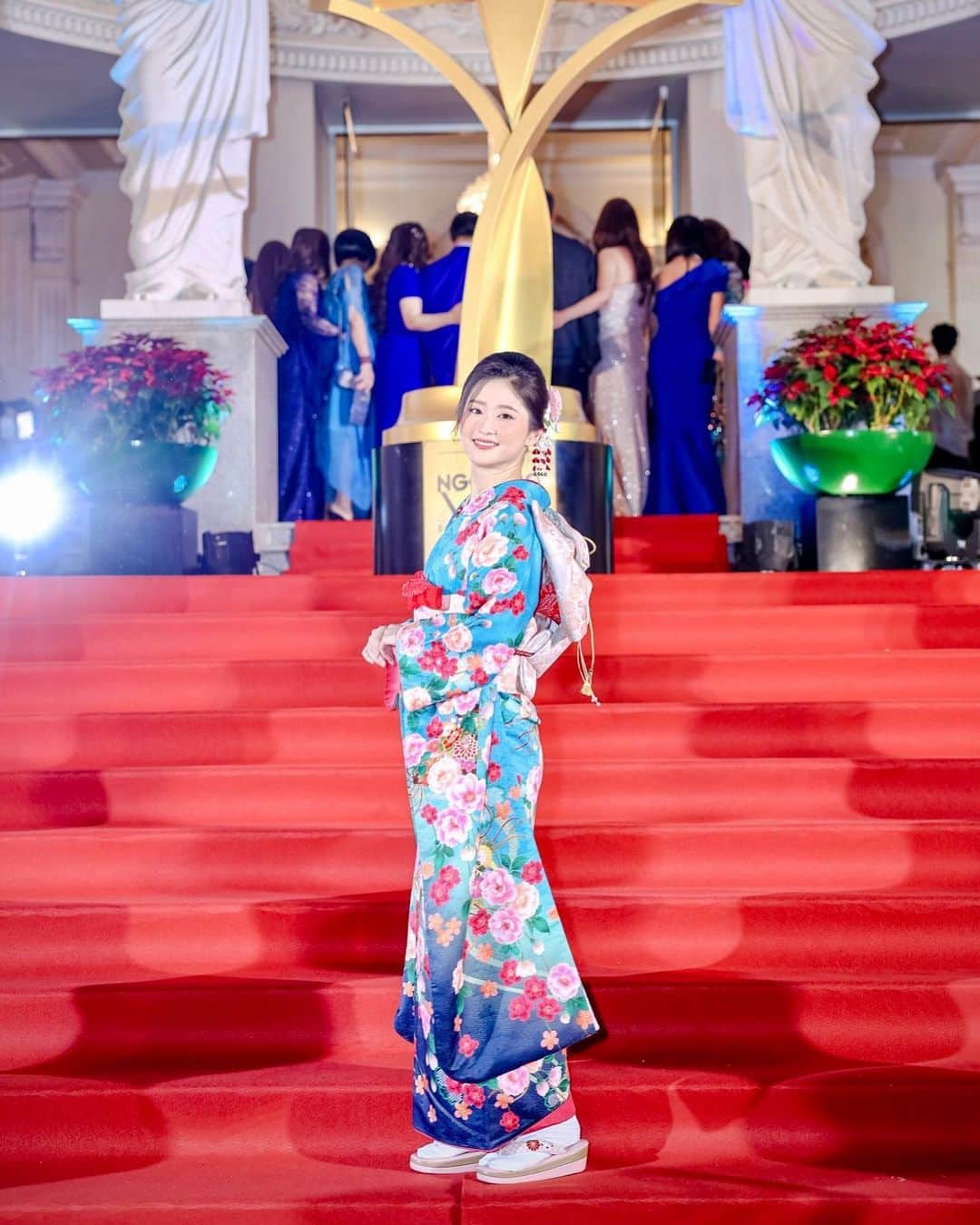 のインスタグラム：「この度、ベトナムの2022年度最優秀助演女優賞にノミネートされ、TOP３に入ることができました！ 全く演技の経験がない状態で、このような評価を頂けたのは本当に光栄です。これは完全に私の力ではなく、たくさん助けてくれる人に恵まれ幸運が重なったおかげです。  Lần này, Akari đã được đề cử giải thưởng Nữ diễn viên phụ xuất sắc nhất trong năm 2022 và đã lọt vào TOP3! Mặc dù đây là thử thách diễn xuất đầu tiên của Akari, nhưng Akari thực sự vinh dự khi nhận được sự công nhận như vậy. Điều này chắc chắn không chỉ hoàn toàn do sự nỗ lực của chính bản thân, mà là do sự kết hợp giữa may mắn và tất cả các cô chú anh chị em đã luôn ủng hộ, và hỗ trợ cho Akari.  この素晴らしい場所を与えてくれたブルースター賞、演技の機会をくれた映画「Em và Trịnh」、監督のPhan Gia Nhat Linh、Galaxy、ミチコさん、演技パートナーのLucさん、制作のみなさん、本当にありがとうございました。  Xin chân thành cảm ơn Ban tổ chức và Hội động nghệ thuật của Ngôi Sao Xanh, xin chân thành cảm ơn bộ phim “Em và Trịnh”, đạo diễn Phan Gia Nhật Linh, Galaxy, giáo sư Michiko, chú Lực và tất cả ekip đã cho Akari cơ hội được diễn xuất, cũng như là cơ hội  được đặt chân đến nơi tuyệt vời này.   また、映画の撮影にあたり、演技の超初心者である私に指導してくれたKathy先生とクラスメイトにも感謝しています。ベトナム語が少ししか話せない私がいて、大変だったと思います。特にManさんとは、授業以外でたくさん練習してくれました。その時クッッソ悔しくて大泣きしたのは良い思い出です。（笑）ありがとうございました。  Akari cũng muốn cảm ơn cô Kathy Uyên và các bạn cùng lớp đã dạy diễn xuất cho Akari khi Akari chưa biết gì hết về diễn xuất. Do Akari chỉ có thể nói một chút tiếng Việt thôi, vì vậy Akari nghĩ chắc đã gây khó khăn cho cô Kathy và tất cả các bạn cùng lớp. Akari thật cảm ơn cô Kathy và các bạn cùng lớp, đặc biệt cũng xin cám ơn anh Mẫn vì đã cùng luyện tập rất nhiều dù là trong lúc ngoài giờ học. Akari vẫn nhớ có một buổi Akari đã khóc quá trời vì thấy rất tiếc do không làm được. Thật sự, Akari cảm ơn rất nhiều.   今年は日越50周年ということで、私個人的には、この映画に日本語字幕をつけてより多くの日本人にも観てもらいたいと思っています。ただの映画上映会ではなく、音楽の交流の意味を込めて。難しいかもしれないけど、実現できますように！  Và đặc biệt năm nay là kỷ niệm 50 năm thiết lập quan hệ ngoại giao giữa Việt Nam và Nhật Bản, nên Akari rất mong phim “Em và Trịnh” được có phụ đề tiếng Nhật, mục đích không phải chỉ cho người Nhật xem phim Việt Nam, mà có thể còn là giao lưu văn hoá âm nhạc giữa Việt Nam và Nhật Bản. Akari rất mong dự án này sẽ được thực hiện trong năm kỷ niệm ý nghĩa này.   今後も、引き続き応援よろしくお願いします＾＾ Akari cũng cảm ơn các bạn rất nhiều vì đã luôn luôn ủng hộ Akari.」