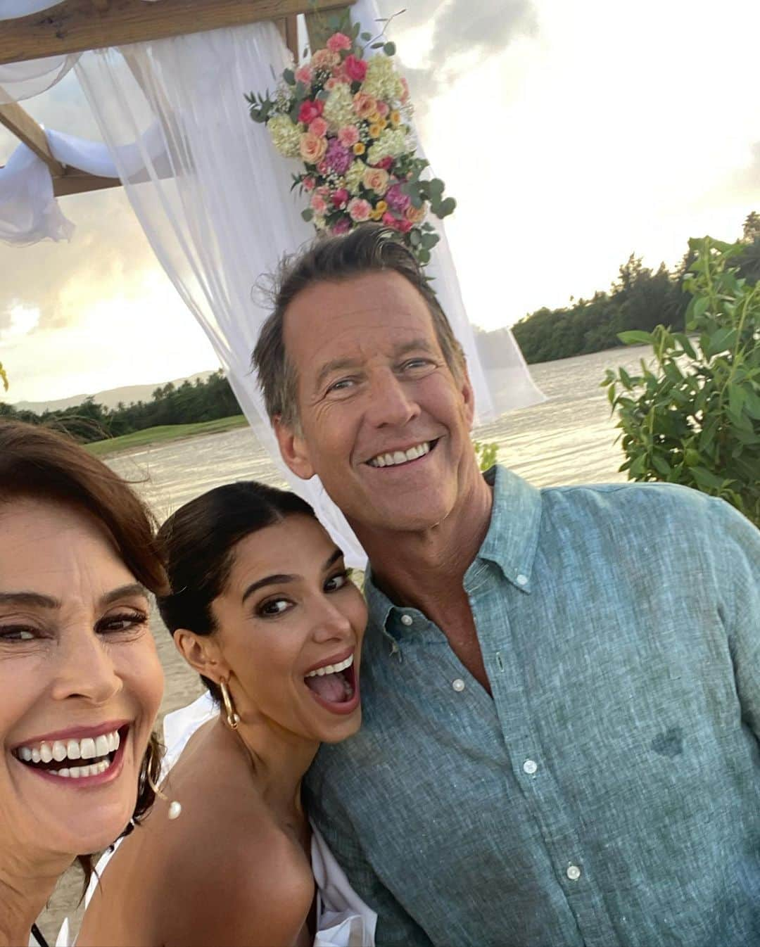 テリー・ハッチャーさんのインスタグラム写真 - (テリー・ハッチャーInstagram)「#BTS from this amazing adventure in #puertorico filming @fantasyislandtv with the beautiful, lovely & funny @roselyn_sanchez  #jamesdenton @richtercommaandy Tune in tonight to watch another #desperatehousewives reunion. #susanandmikeforever 😉 Monday on #Fox followed by @hulu」1月17日 0時09分 - officialterihatcher