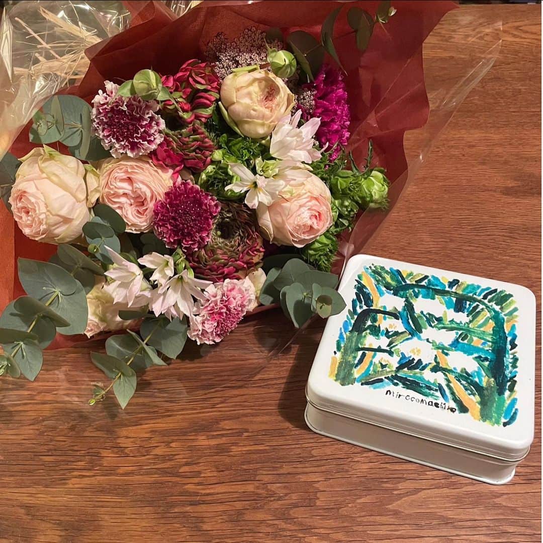 今村沙緒里さんのインスタグラム写真 - (今村沙緒里Instagram)「素敵なプレゼントを💚💚  大好きなお花屋さんエルゼアールさんから 誕生日に電話をいただき 時間があるときにお店に寄ってと…🌿  とっても可愛らしいブーケと 素敵なお菓子をいただいちゃいました＊ ありがとうございます！！涙  写真はトモコさん、オオタちゃん、ハガくん。 素敵なセンスと愛情が溢れてるお店です🦋  そして、弟のお嫁ちゃんのサヤカちゃん、 お義母さん、アサミさんからもプレゼントを＊  みなさん、メッセージもありがとうございました！  自分がこの年齢になると実感しますが… 産んでくれた母に大きな感謝と 家族や出会ってくれた人達に心から感謝です。  強く、やさしく、美しく、 生きていけたらなと思います！  人生が豊かなものになりますように！ まるごと、たくさん楽しみましょう。 みなさんの幸せも願ってます❤︎  #flowers #thankyou #꽃 #사랑해요 #ラブ」1月17日 0時31分 - saorix13