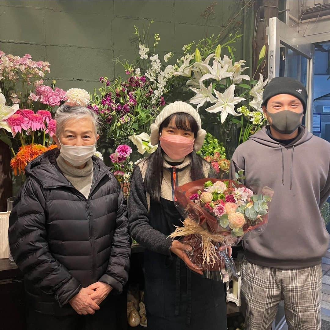 今村沙緒里のインスタグラム：「素敵なプレゼントを💚💚  大好きなお花屋さんエルゼアールさんから 誕生日に電話をいただき 時間があるときにお店に寄ってと…🌿  とっても可愛らしいブーケと 素敵なお菓子をいただいちゃいました＊ ありがとうございます！！涙  写真はトモコさん、オオタちゃん、ハガくん。 素敵なセンスと愛情が溢れてるお店です🦋  そして、弟のお嫁ちゃんのサヤカちゃん、 お義母さん、アサミさんからもプレゼントを＊  みなさん、メッセージもありがとうございました！  自分がこの年齢になると実感しますが… 産んでくれた母に大きな感謝と 家族や出会ってくれた人達に心から感謝です。  強く、やさしく、美しく、 生きていけたらなと思います！  人生が豊かなものになりますように！ まるごと、たくさん楽しみましょう。 みなさんの幸せも願ってます❤︎  #flowers #thankyou #꽃 #사랑해요 #ラブ」