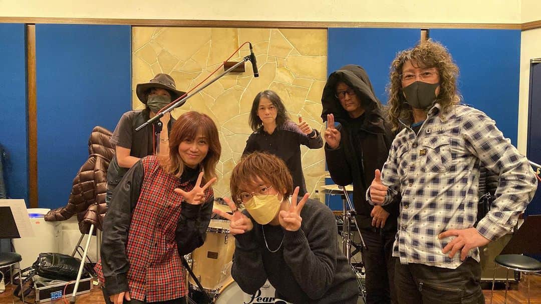 田村直美のインスタグラム：「今日は突然のインスタライブ 見つけてくれてありがとうございました✌️😊  1/21田村直美35th＠名古屋ELL はたのんが来てくれてのリハ😊でした  ポケモンメザスタ振り付け・歌練 インスタライブ　 やっぱり仕事中こっそり見てくれてた人いたねー そんな時間だったよね　 覚えられるかなぁ 1/21当日もバッチリ　レクチャー✨しながらやるから一緒に踊ろう❣️  今日もバンドはごっきげんサウンド✌️カッコいい音出してました めちゃめちゃ楽しかった❣️ お疲れさまー🌟 おーやーすみー」