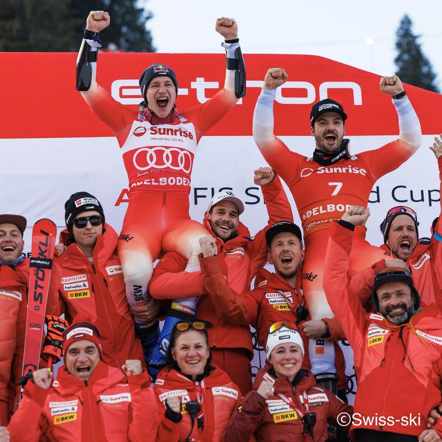 Descenteさんのインスタグラム写真 - (DescenteInstagram)「The world's best quality of "DESCENTE" and the world's best alpine ski player "Marco Odermatt"  Marco Odermatt, the world's best alpine ski player.  He took the first place again in Adelboden, Swiss, which is held FIS AUDI WORLD CUP in January 6th-7th.  He won 10 gold medals in the FIS AUDI WORLD CUP 22/23 Season with DESCENTE.  #marcoodermatt  #swissski  #designthatmoves  #descente  #descenteski」1月17日 10時19分 - descente_international