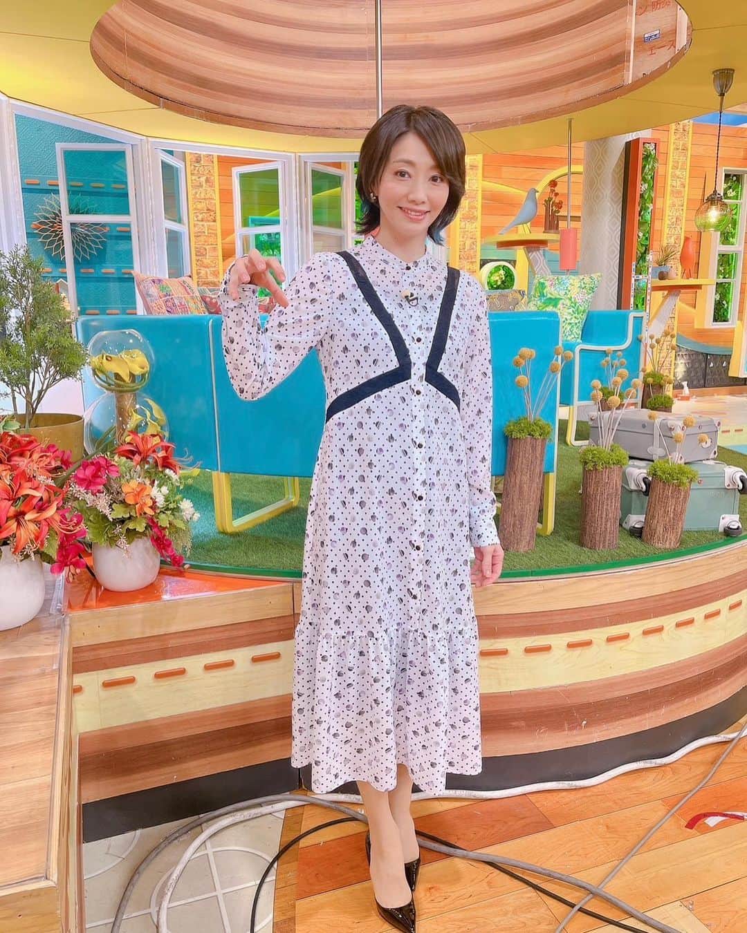 眞鍋かをりのインスタグラム：「お世話になっています、ひるおび！の衣装です。  一枚目 @grace_continental.div ワンピース　  二枚目 @adelly.tokyo  ワンピース  三枚目 @grace_continental.div  ワンピース  いつも素敵なお洋服をありがとうございます♡ #gracecontinental  #adellytokyo」