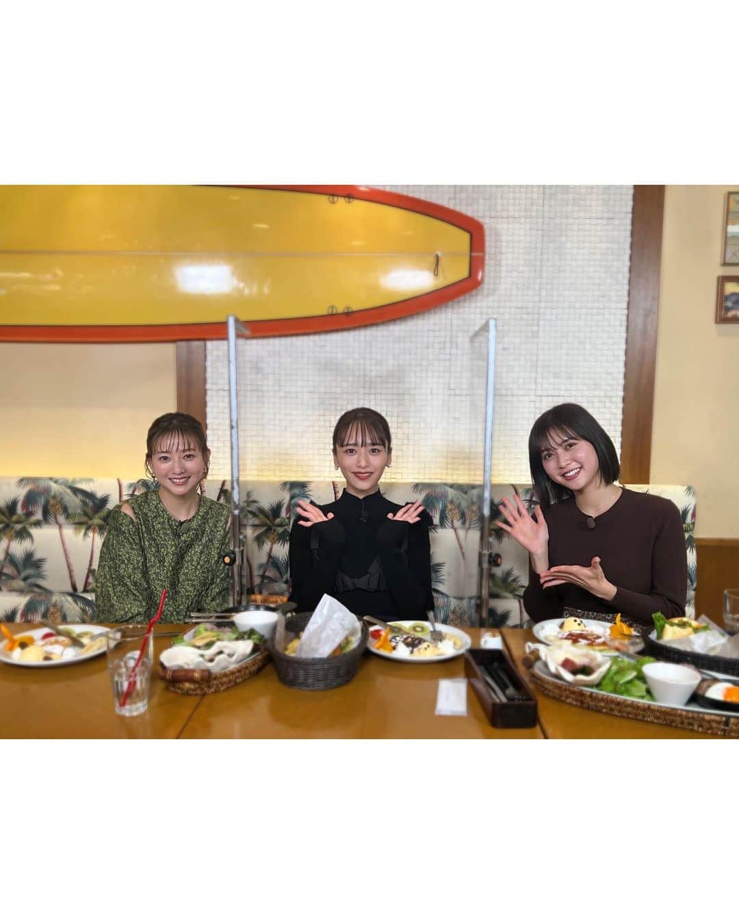 近藤千尋のインスタグラム：「おはようございます🌞🫶🏻 新幹線に揺られながら〜更新📷❤️  明日、プチブランチに出ます💕🥰 ママ友でもある ちあちゃんと、進行役の絵里花ちゃん💓 ワイワイ女子会みたいで、 ただ楽しかった。笑🌺🍴❤️  ラヴィットのあと、 そのままのチャンネルで見てね〜💕📺  #近藤千尋衣装  outer @geneheavens_official one-piece @lily_brown_official jewelry @abiste_official  今日のお昼はスロイジ！生放送みてね💓」
