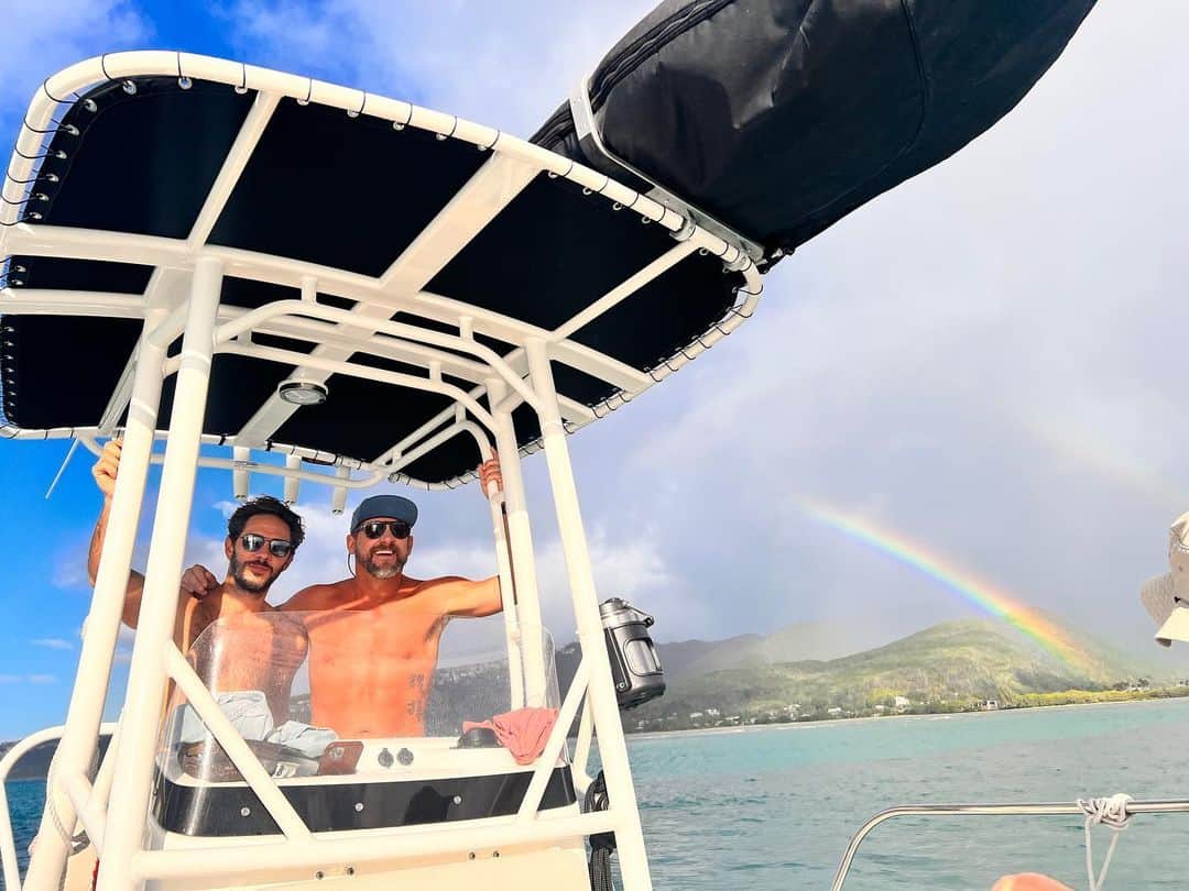 マイケル・レイディのインスタグラム：「If all of my days off looked like this…a quick trip to @zachknighton s favorite secret surf spot. One of those dreamy days I’ll not soon forget.  . . . . #hawaii #hawaiilife #hawaiistagram #magnumpi #acting #surfing #sun #rainbow #boating #surf #hawaiisurf #working #friends #oahu #waves」